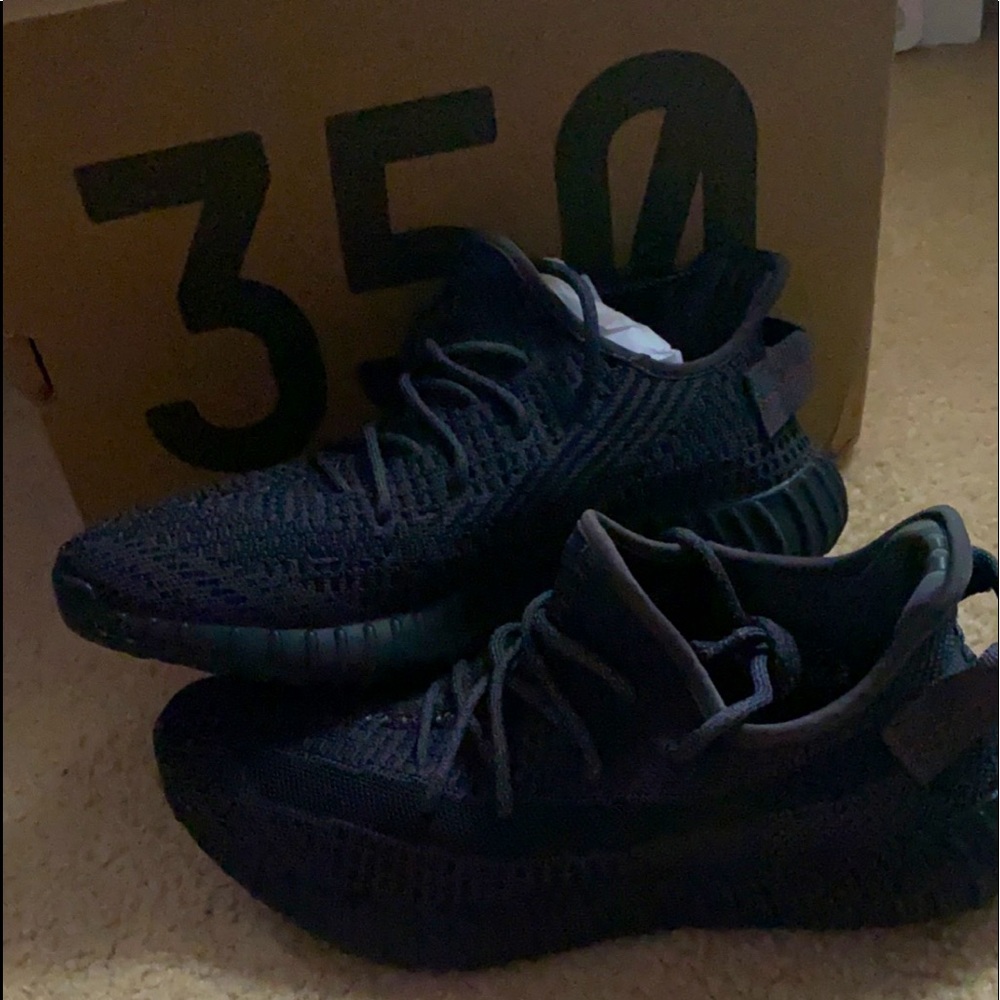 Black Yeezy boost 350 V2